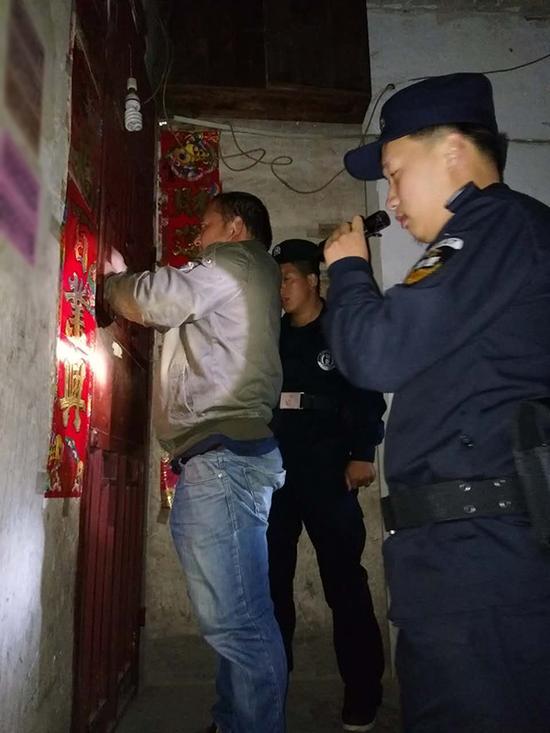 西秀区粗心妈妈误将幼女锁家中 民警全城寻开锁师傅开门